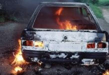 U Chotiměře se vzplálo auto a zemřel člověk