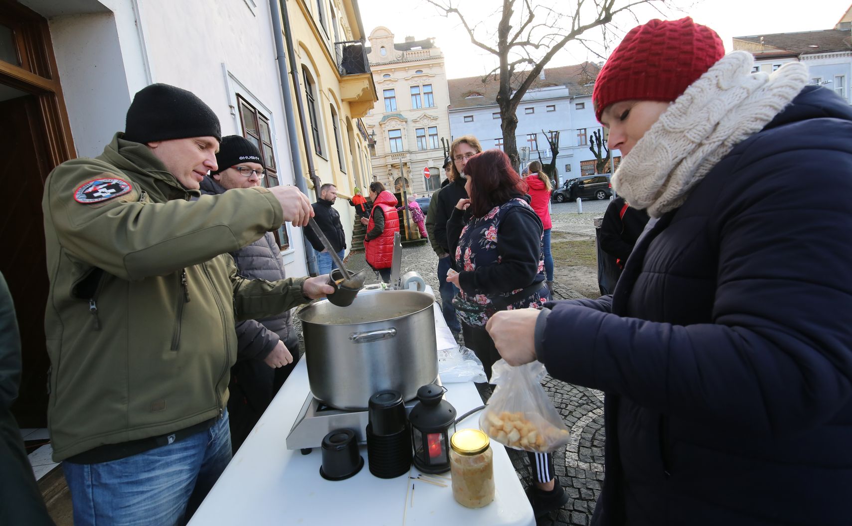V Roudnici na Štědrý den rozdali 100 litrů polévky