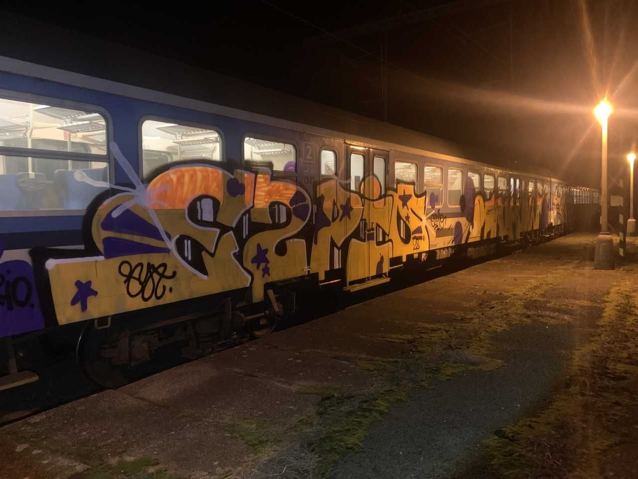 Na nádraží v Roudnici řádil sprejer