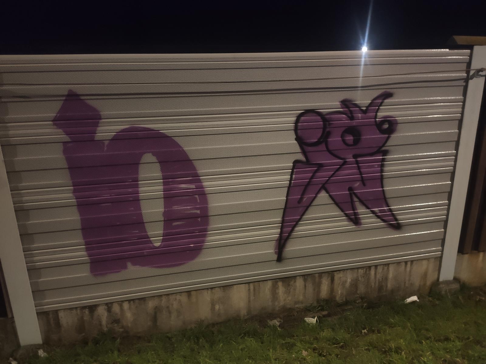 Nedaleko Roudnice nad Labem opět řádil sprejer