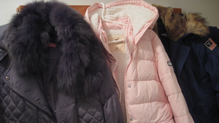 Přímo ze stojanu ukradl zimní bundu, hrozí mu tři roky