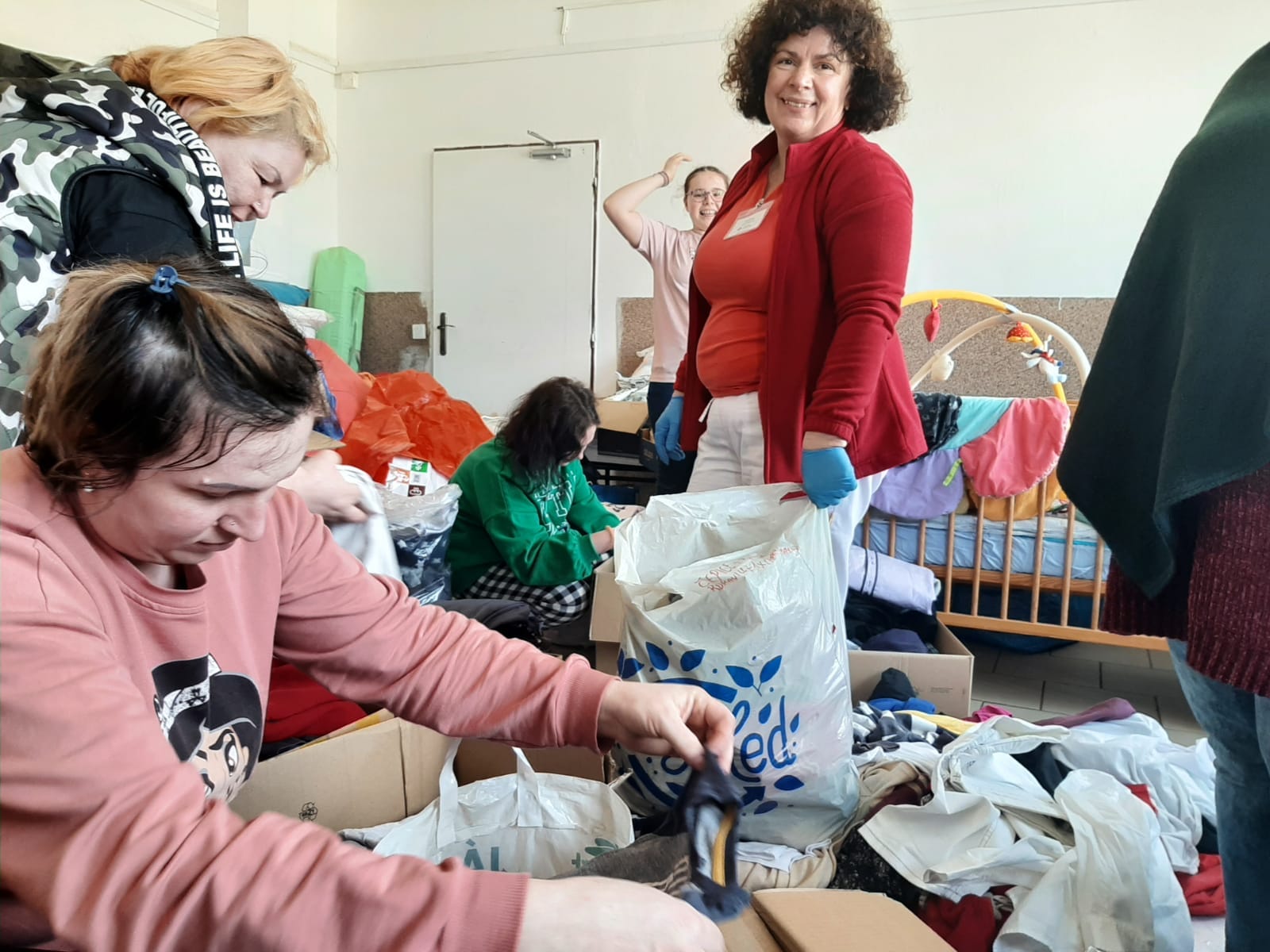 Uprchlíci se zapojují do běžného života, materiální pomoc se stále hodí