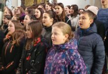 Fotogalerie: Velikonoční koncert Charity Lovosice zaplnil kostel