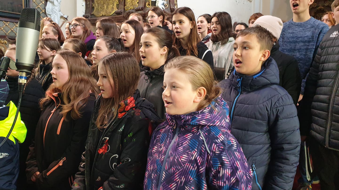 Fotogalerie: Velikonoční koncert Charity Lovosice zaplnil kostel