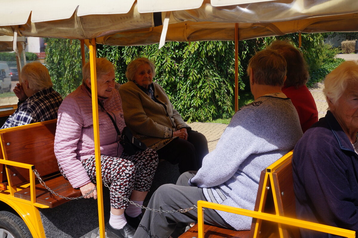 Senioři z Domova na Pahorku se projeli výletním vláčkem