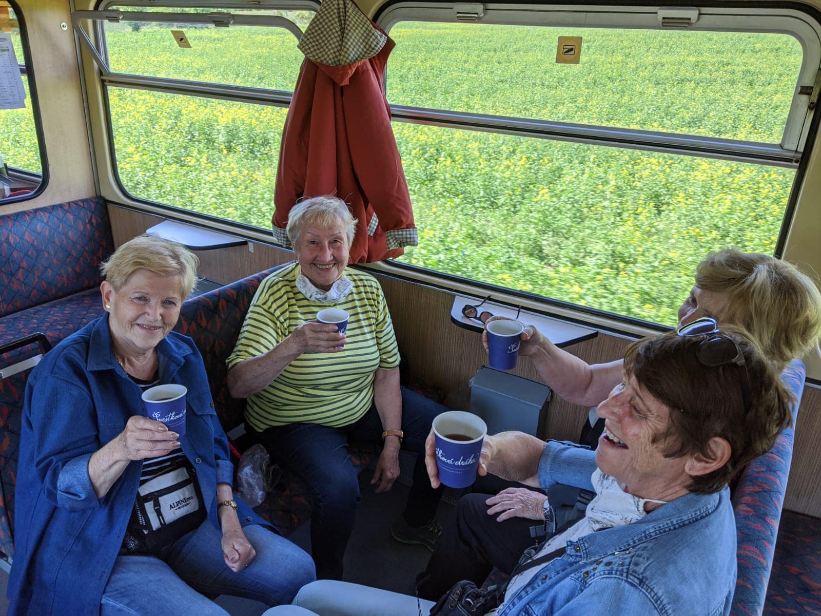 Zpříjemněte si cestu vláčkem nápoji v originálních plechovkách!