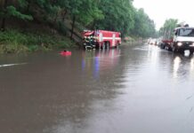 Lijáky udeřily, hasiči odčerpávali vodu ze zatopených silnic a sklepů