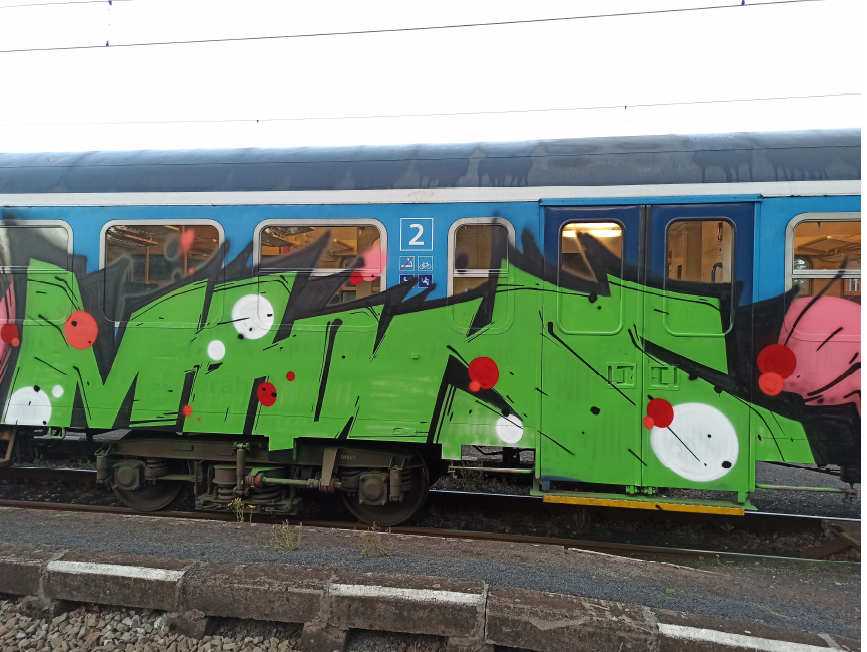 Na nádraží ve Štětí řádil sprejer