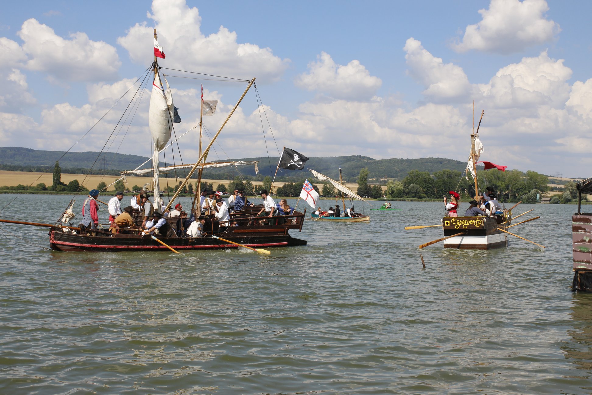 Jezero Chmelař budou o víkendu opět dobývat piráti
