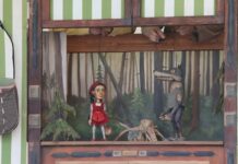 FOTOGALERIE: Na nádvoří divadla se lidé dozvěděli pravdu o Karkulce