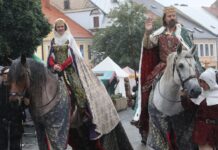 FOTOREPORTÁŽ: Historickému jarmarku v Úštěku nepřálo počasí