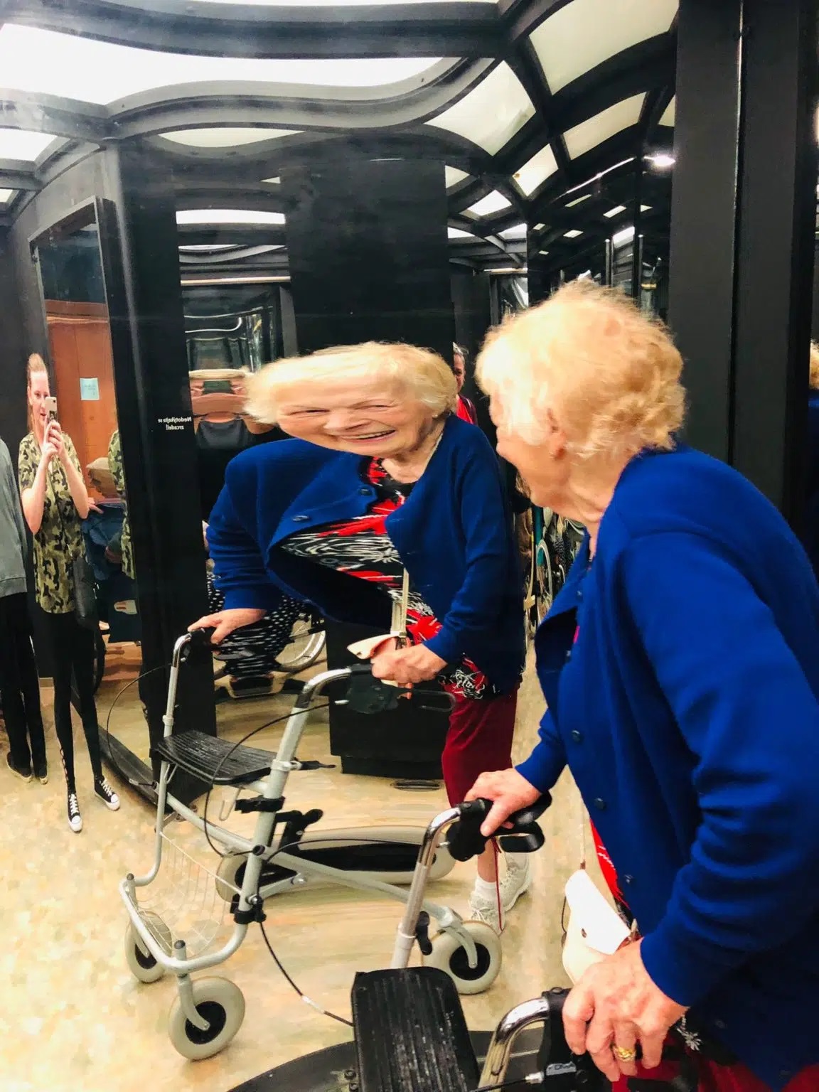 Klienti SeniorCentra SeneCura navštívili zrcadlové bludiště na Větruši