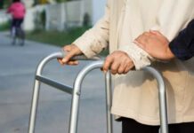 Téměř devadesátileté seniorce ukradl peněženku, skončil ve vazbě