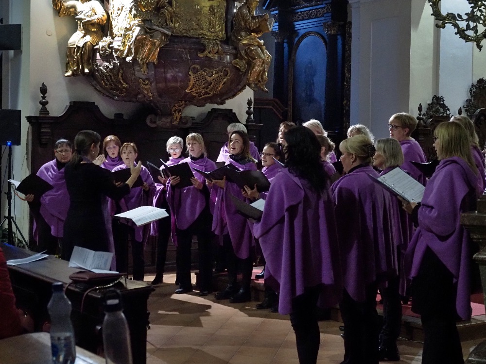 Češi s Italy rozezpívali děkanský kostel