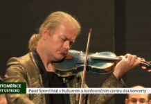 LITOMĚŘICE: Pavel Šporcl a jeho modré housle v rámci turné i v Kulturním a konferenčním centru