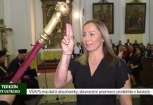 VŠAPS má další absolventy, slavnostní promoce proběhla v kostele