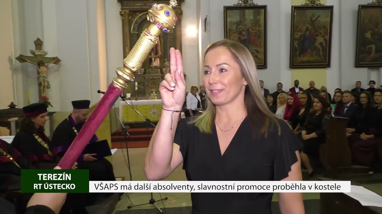 VŠAPS má další absolventy, slavnostní promoce proběhla v kostele
