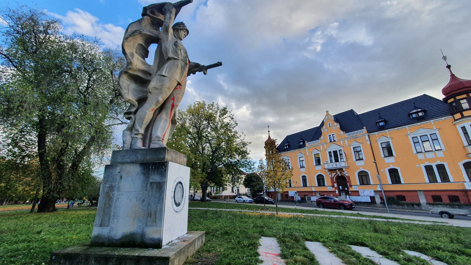 Socha rudoarmějce odstraněna být nemůže