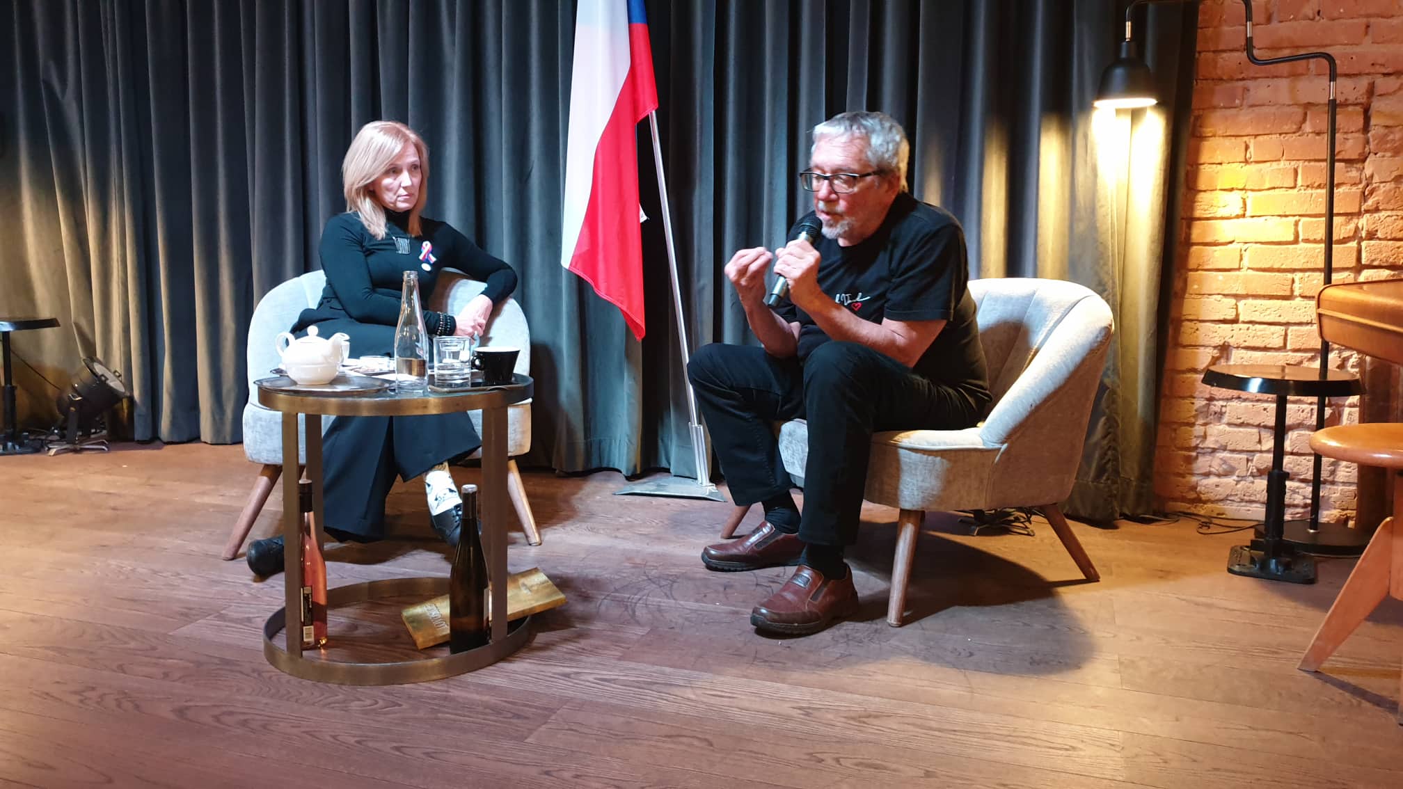 Rychlá fotogalerie: Beseda se Zdeňkem Bártou v LOVO Café
