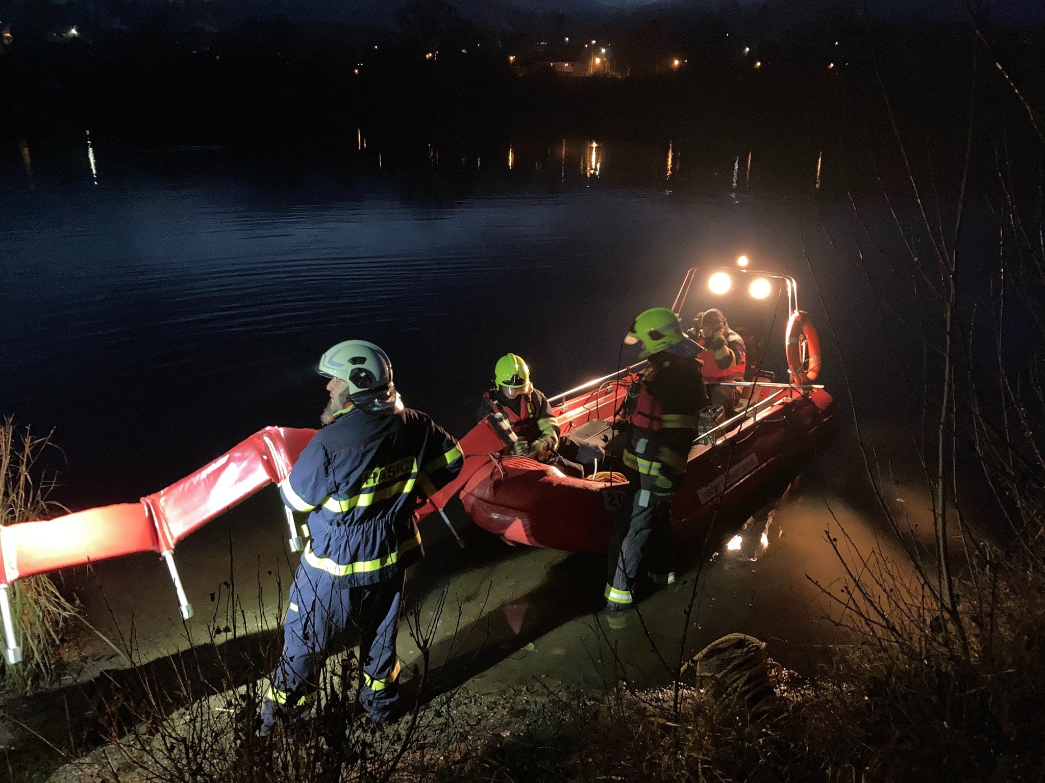 Na Labi u Libochovan je olejová skvrna