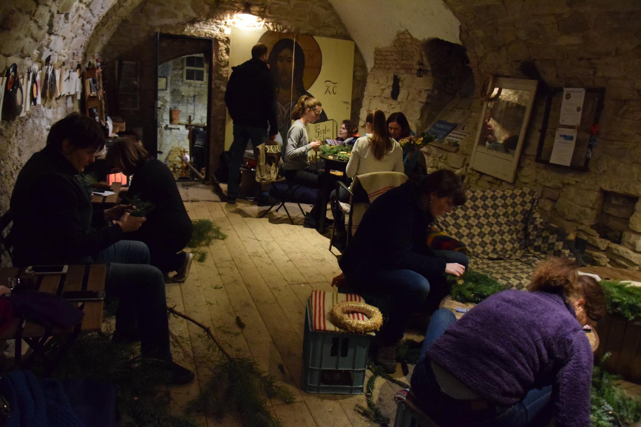 Adventní věnec si můžete vyrobit nebo koupit v roudnickém klášteře