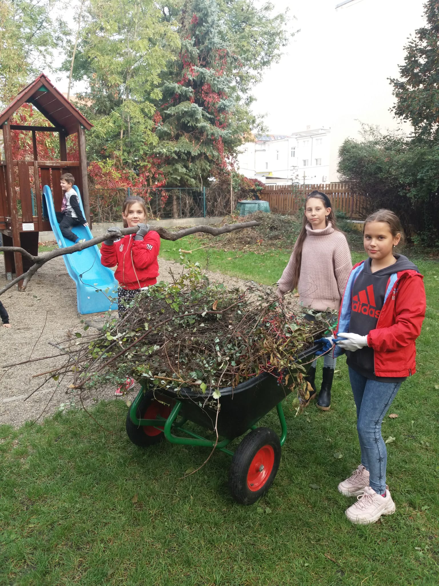 V rámci projektu 72 hodin žáci ZŠ Sady Pionýrů uklízeli na zahradě i venku