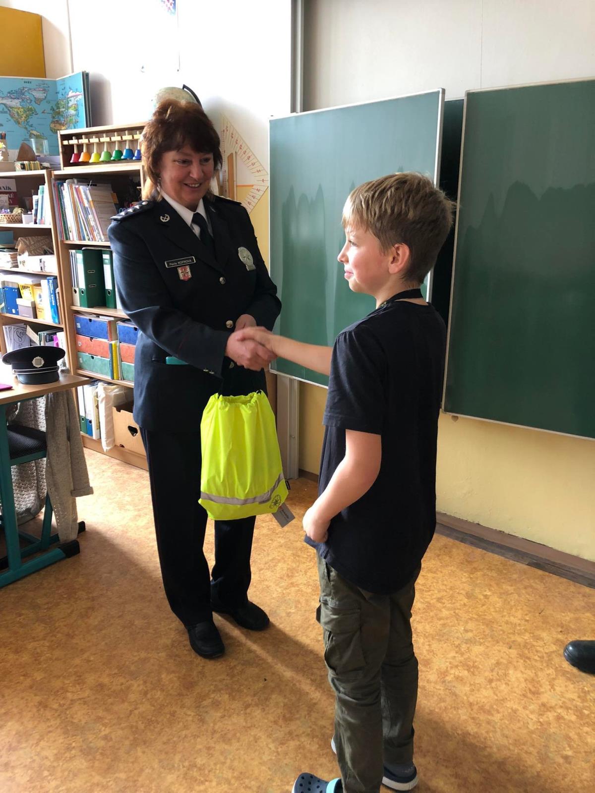 Policisté poděkovali poctivému desetiletému nálezci peněženky