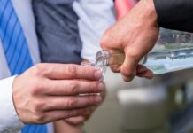 Zpříjemněte si cestou vlakem douškem slivovice ZDARMA!