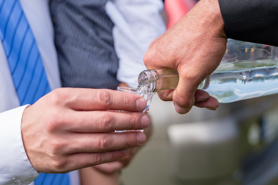 Zpříjemněte si cestou vlakem douškem slivovice ZDARMA!