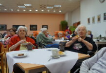 Ježíškova vnoučata seniorům přivezla zákusky