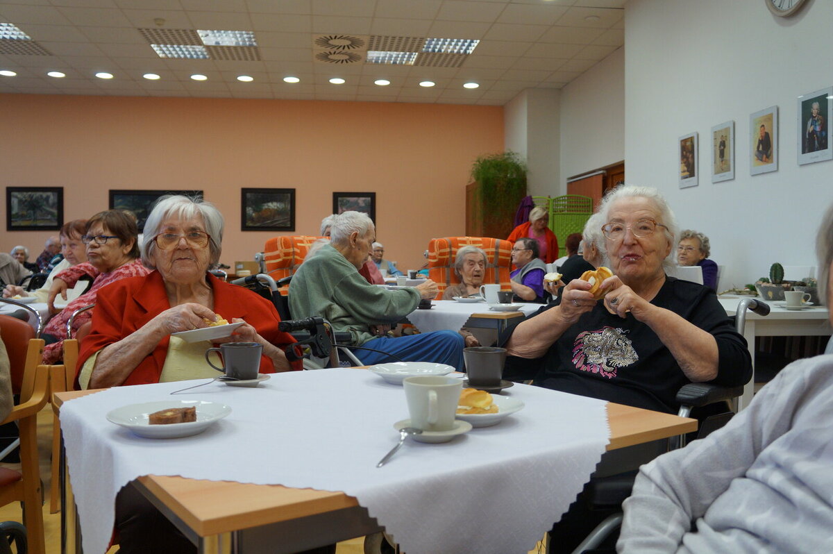 Ježíškova vnoučata seniorům přivezla zákusky
