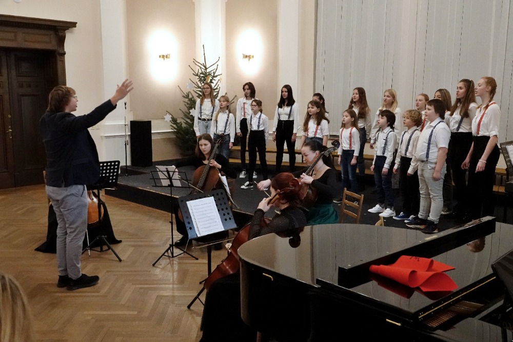 ZUŠka s Delfínem popřály Vánoce hudbou i zpěvem