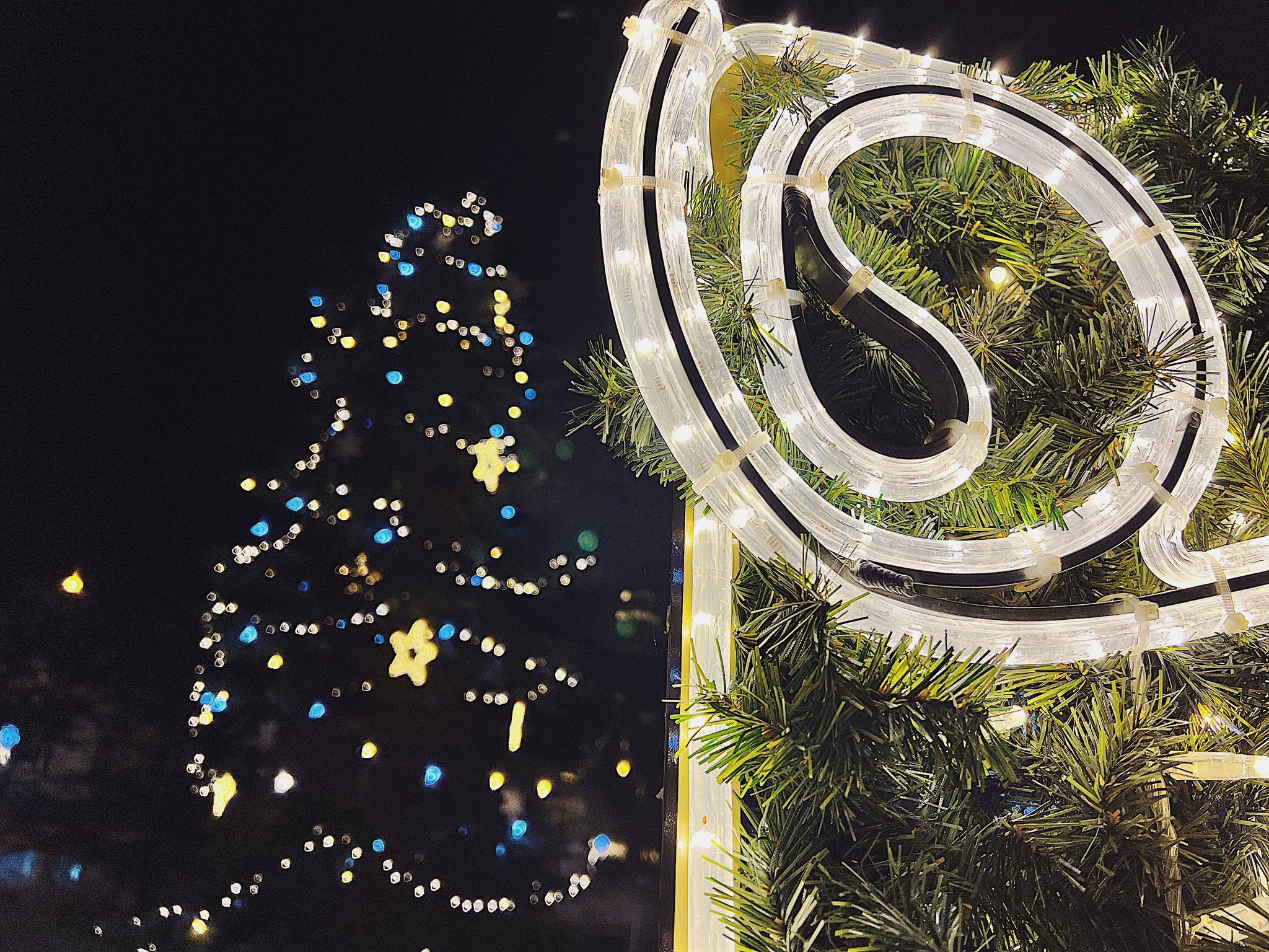 Centrum Lovosic zdobí vánoční výzdoba