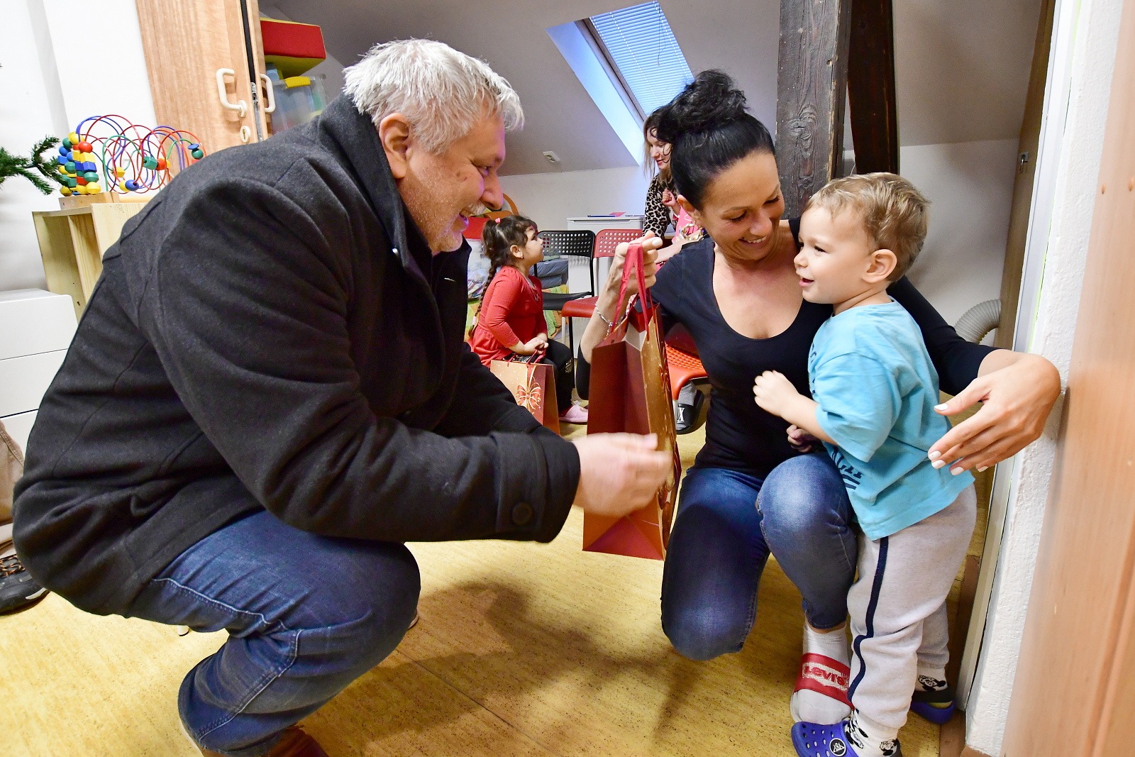 Vánoční nadílka od vedení města potěšila děti i maminky v azylovém bydlení