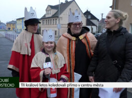 DUBÍ: Tři králové letos koledovali přímo v centru města