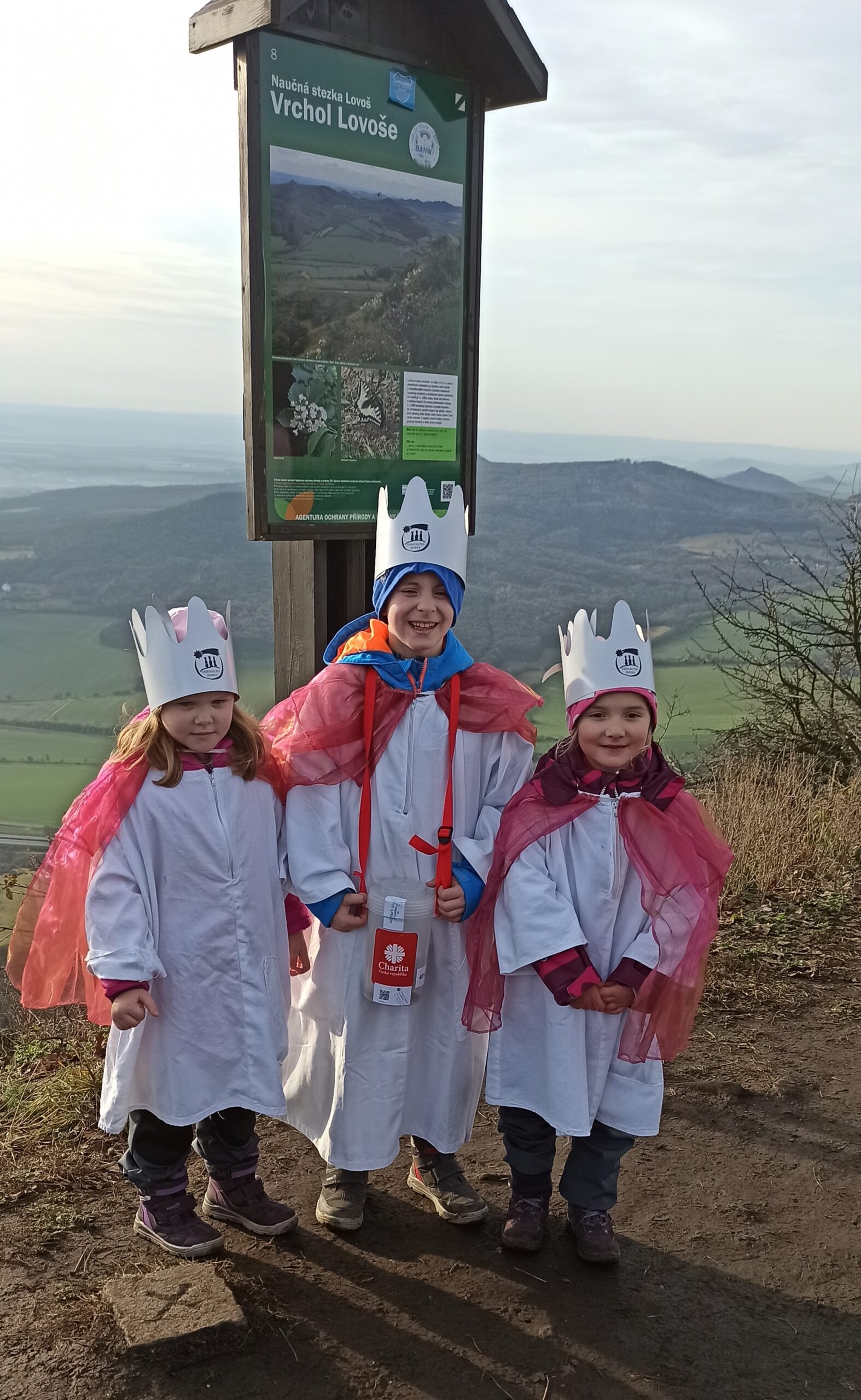Diecézní charita Litoměřice zahájila Tříkrálovou sbírku výstupem na Lovoš