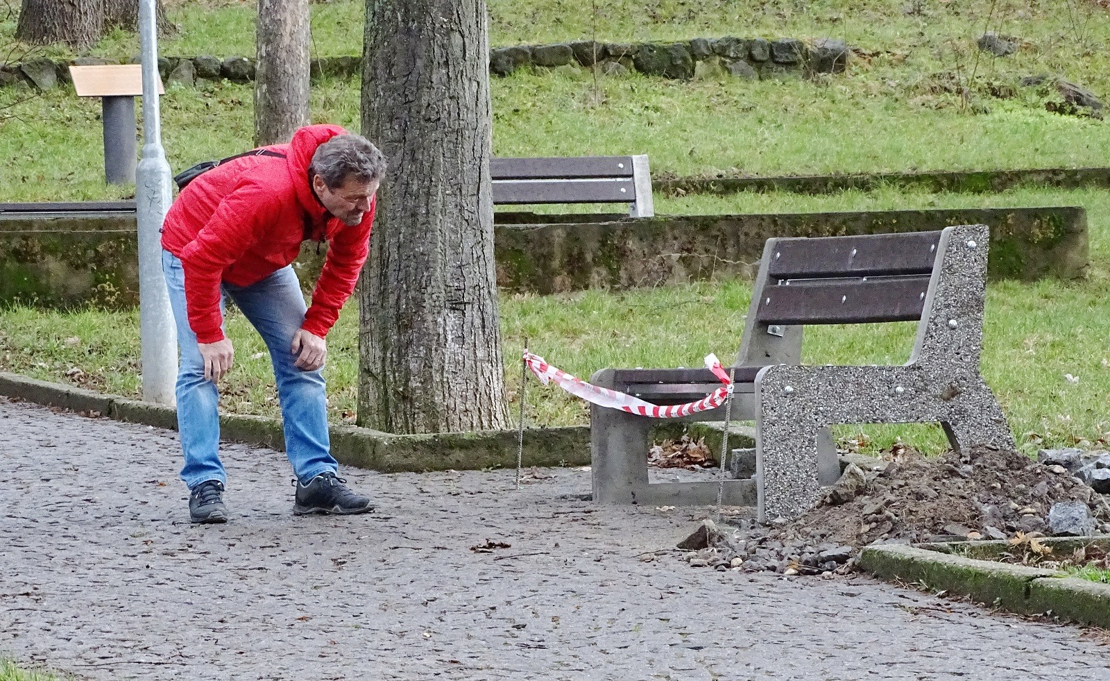 Cestu na Mostnou horu ozdobí nové lavičky