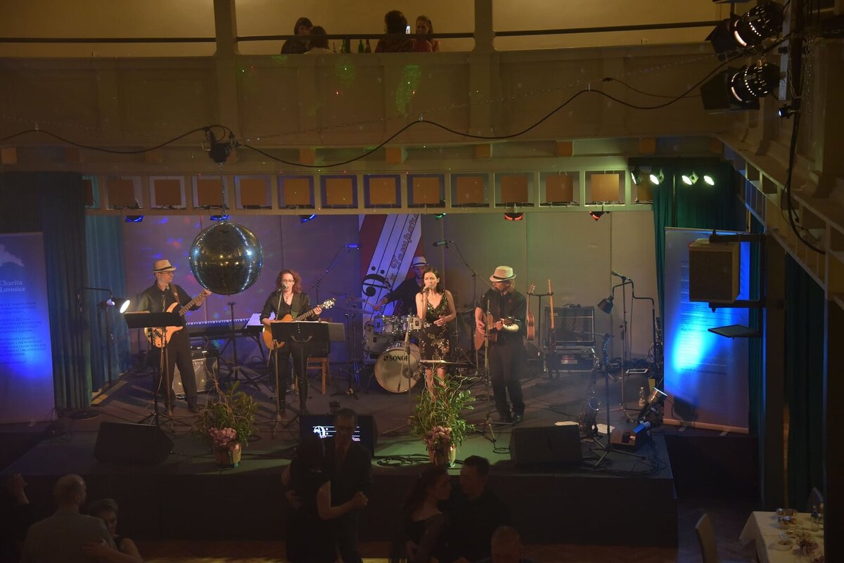 Na Jarní bál Charity Lovosice dorazí i Adam Mišík