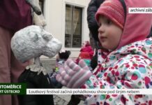 LITOMĚŘICE: Loutkový festival začal pohádkovou show pod širým nebem