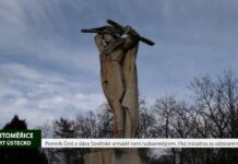 LITOMĚŘICE: Pomník Čest a sláva Sovětské armádě není rudoarmějcem, říká iniciativa za odstranění