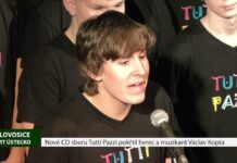 LOVOSICE: Nové CD sboru Tutti Pazzi pokřtil herec a muzikant Václav Kopta