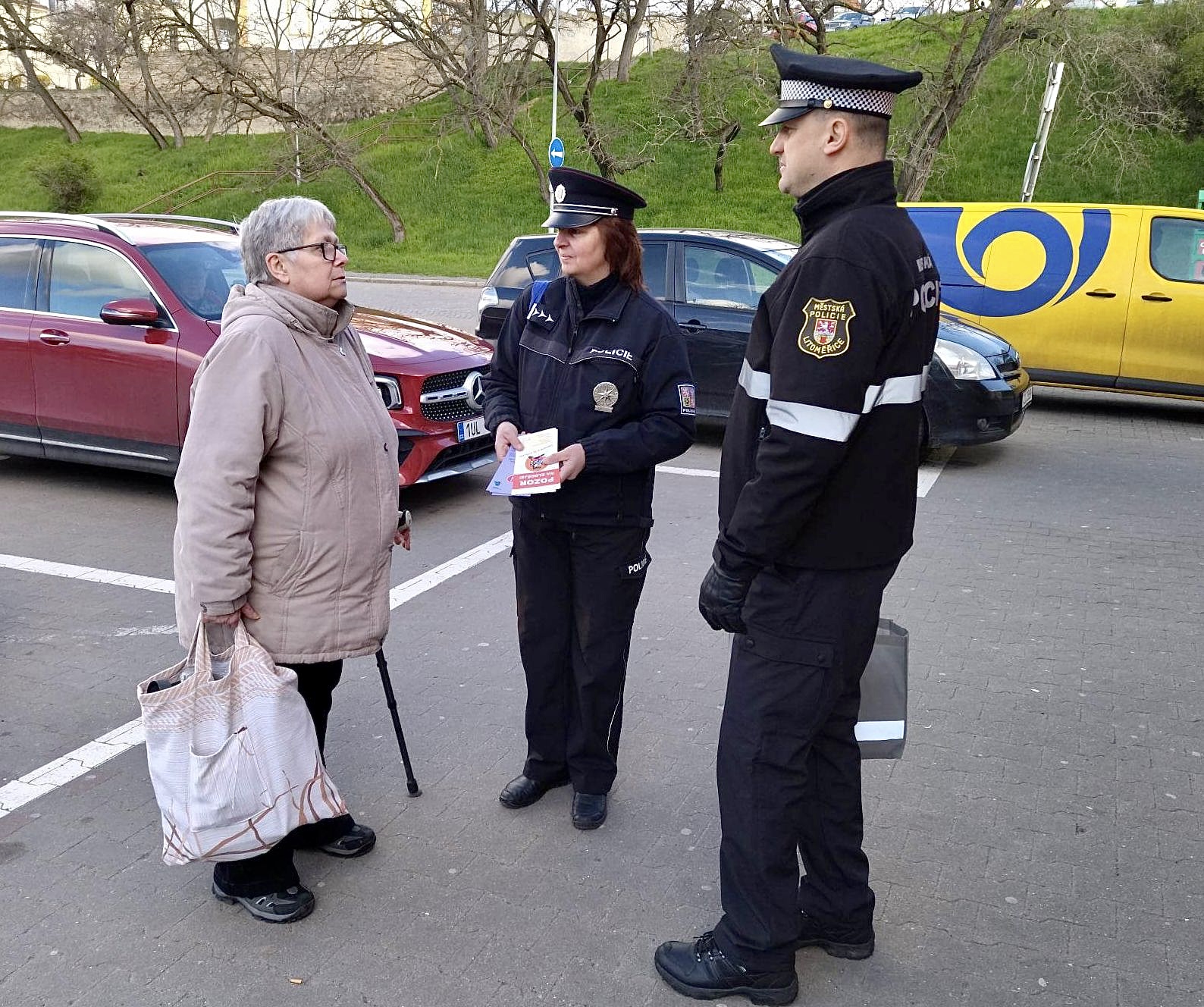 Policisté u nákupních center upozorňují na kapsáře