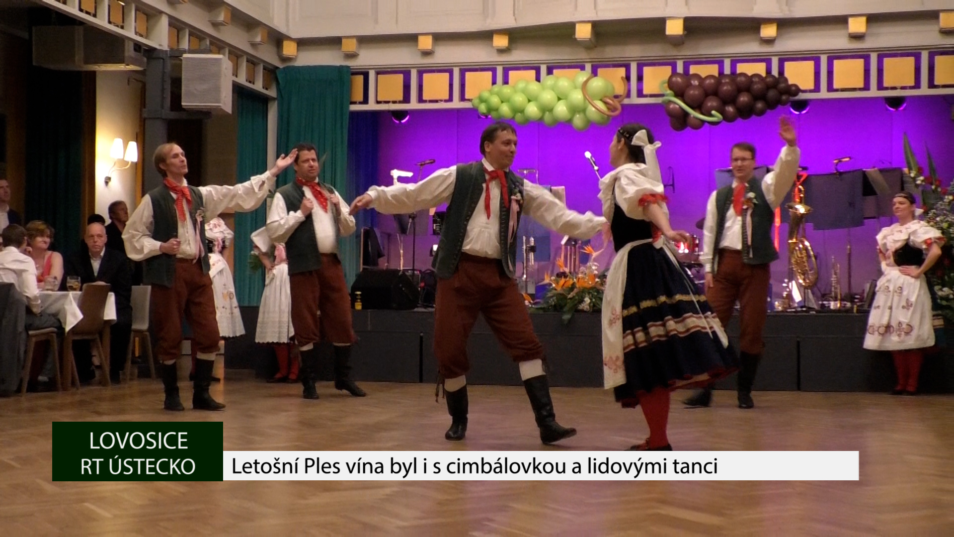 LOVOSICE: Letošní Ples vína byl i s cimbálovkou a lidovými tanci