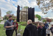 Před roudnickou galerií stojí Včelí dům