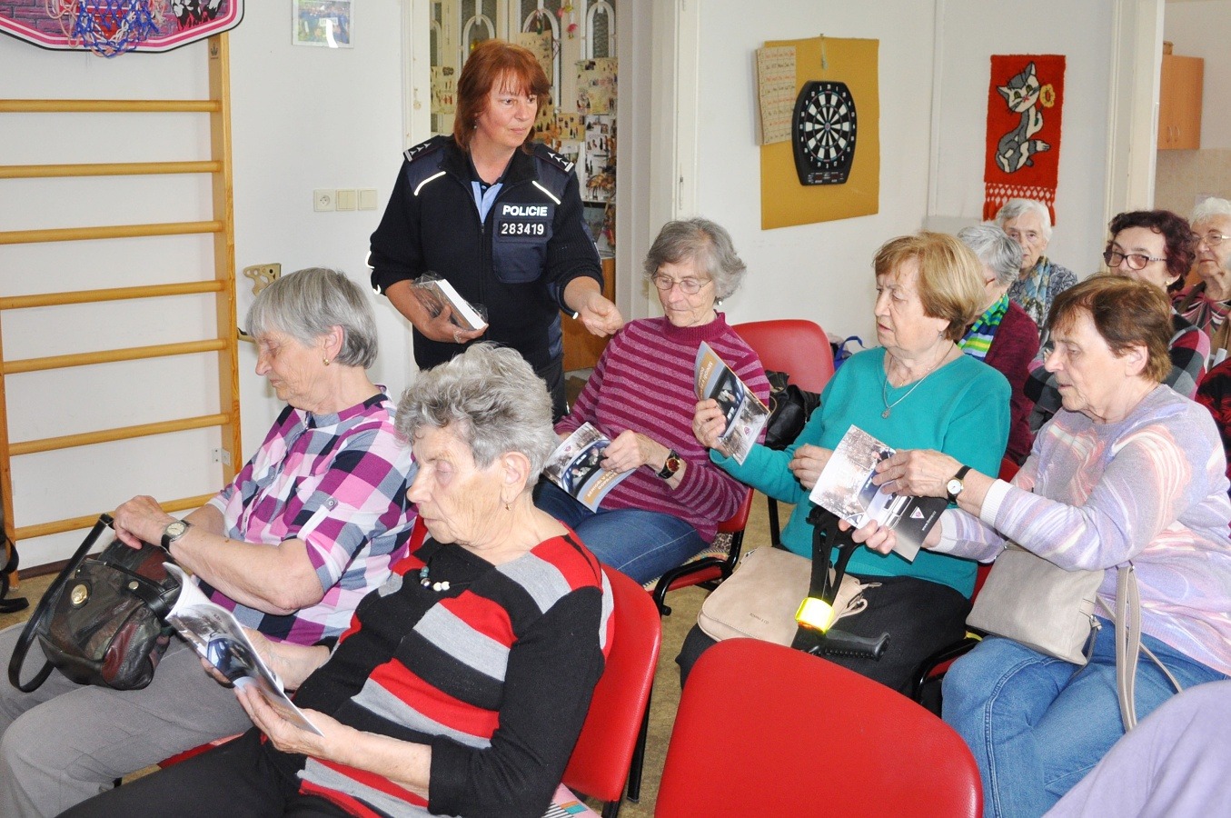 Senioři besedovali s policisty o bezpečnosti silničního provozu