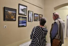 Topolčianští vystavují v divadle Momenty očami FoTOP