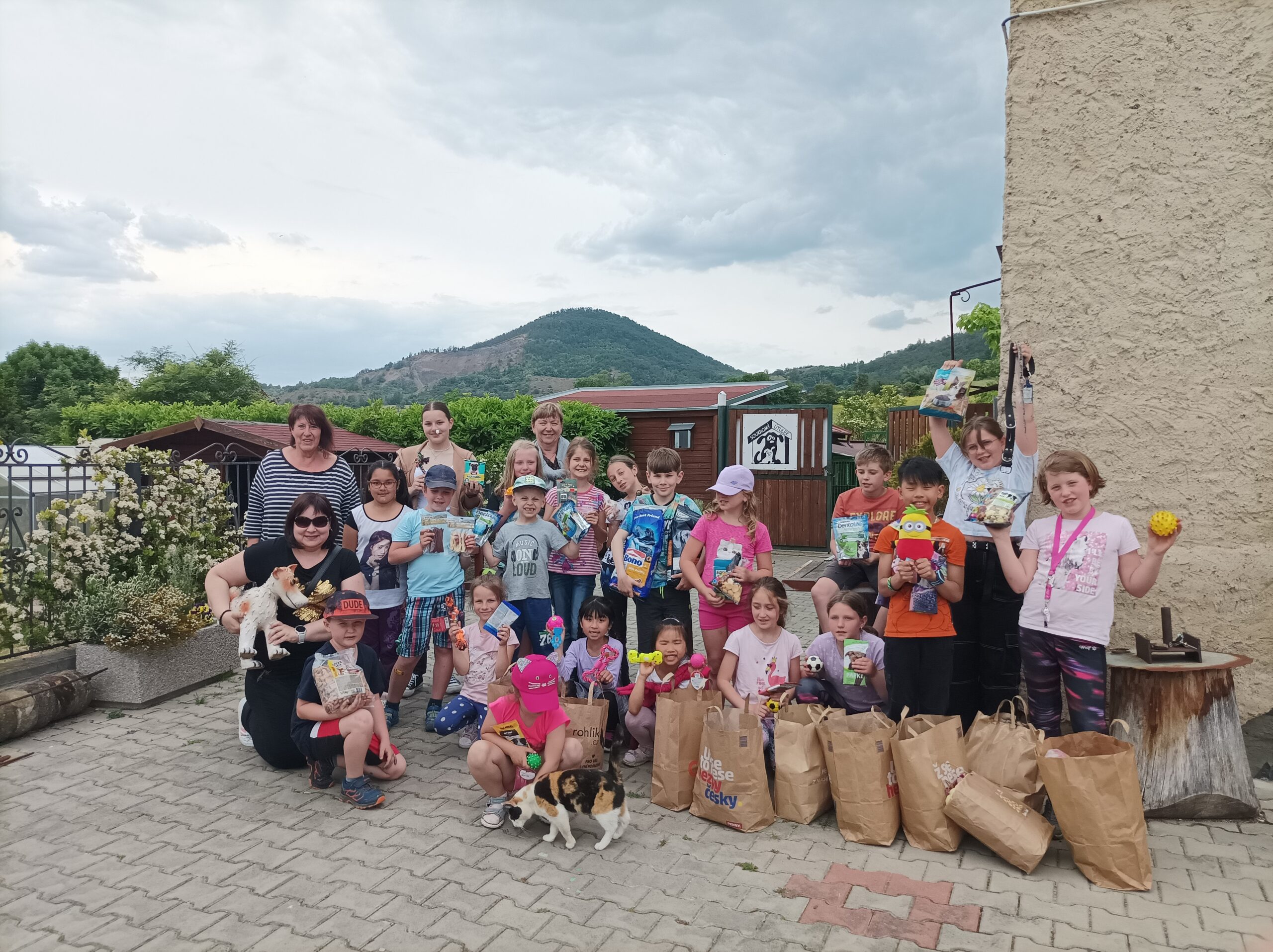 FOTOGALERIE: Žáci ZŠ Sady Pionýrů v Lovosicích uspořádali sbírku pro útulek