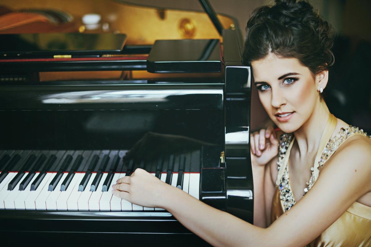 Státní zámek Libochovice hostí klavírní koncert Lenky Korecké