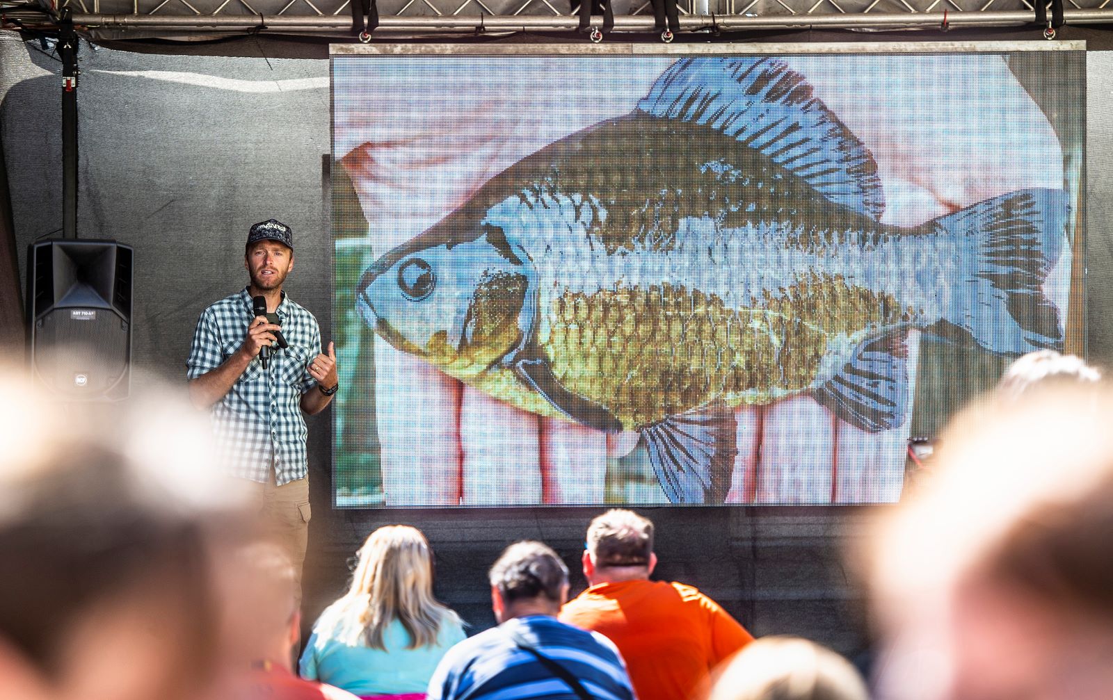 Mondi Štětí a Jakub Vágner zachraňují karase obecného