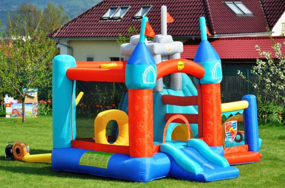 Pořádáte akci, kde budou děti? Půjčte si nafukovací skákací hrad (reklama)